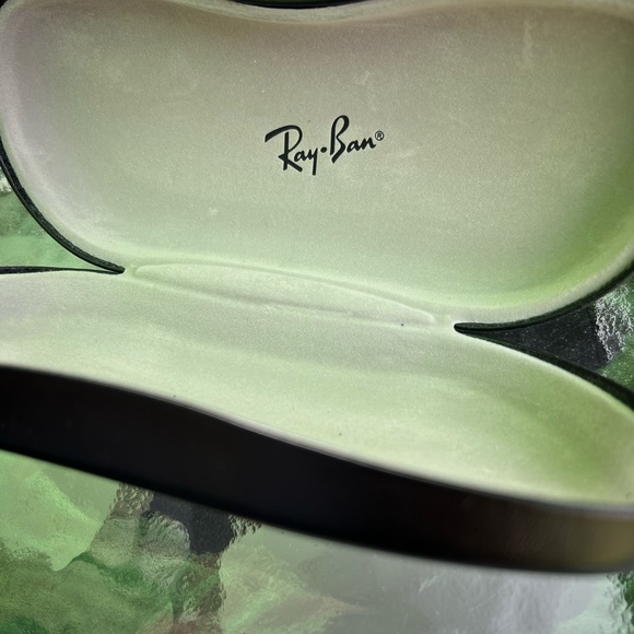 Ray-Ban Sunglasses Case with Black Cleaning Cloth - Picture 2 of 8